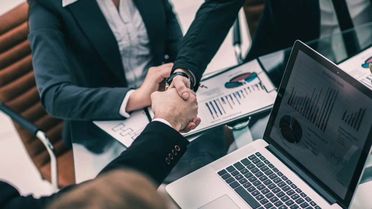 Łóżka chowane w szafie: Praktyczne rozwiązania dla małych przestrzeni